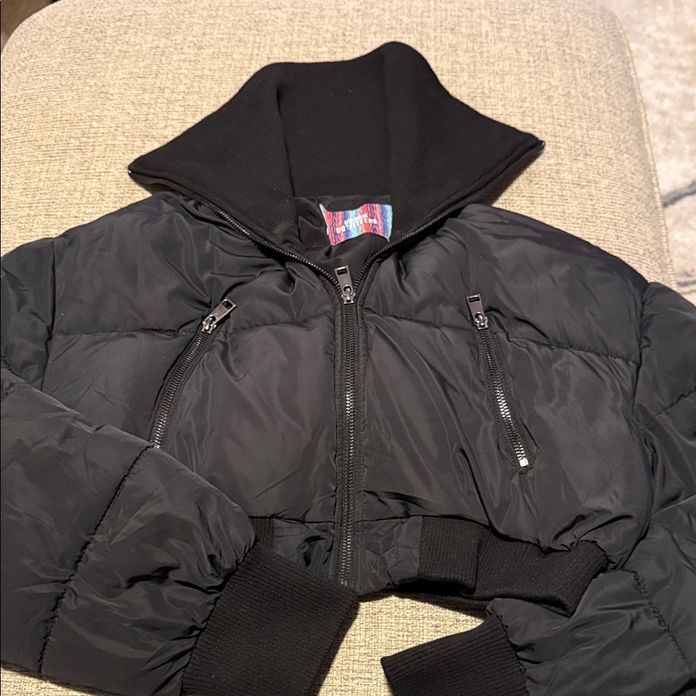 Urban Outfitters Black Cropped Puffer Jacket - Picture 2 of 8